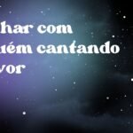 Sonhar com alguém cantando louvor