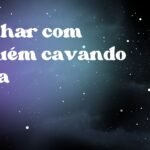 Sonhar com alguém cavando cova