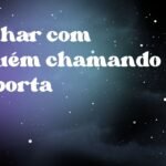 Sonhar com alguém chamando na porta