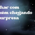Sonhar com alguém chegando de surpresa