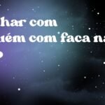Sonhar com alguém com faca na mão