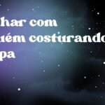 Sonhar com alguém costurando roupa