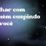 Sonhar com alguém cuspindo em você