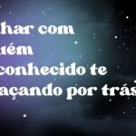 Sonhar com alguém desconhecido te abraçando por trás
