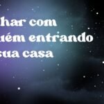 Sonhar com alguém entrando na sua casa