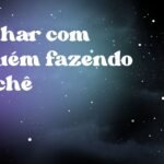 Sonhar com alguém fazendo crochê