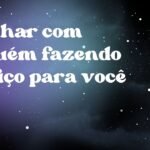 Sonhar com alguém fazendo feitiço para você