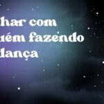 Sonhar com alguém fazendo mudança