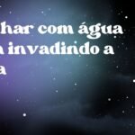 Sonhar com água suja invadindo a casa