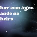 Sonhar com água vazando no banheiro