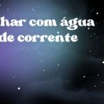 Sonhar com água verde corrente
