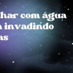 Sonhar com água suja invadindo casas