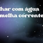 Sonhar com água vermelha corrente