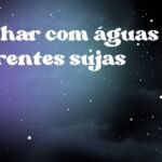 Sonhar com águas correntes sujas