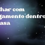 Sonhar com alagamento dentro de casa