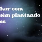 Sonhar com alguém plantando flores