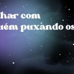 Sonhar com alguém puxando os pés