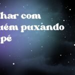Sonhar com alguém puxando seu pé