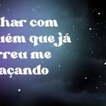 Sonhar com alguém que já morreu me abraçando