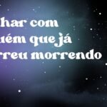 Sonhar com alguém que já morreu morrendo
