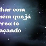 Sonhar com alguém que já morreu te abraçando
