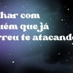 Sonhar com alguém que já morreu te atacando
