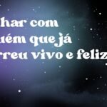 Sonhar com alguém que já morreu vivo e feliz