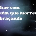 Sonhar com alguém que morreu te abraçando