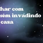 Sonhar com alguém invadindo sua casa