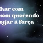 Sonhar com alguém querendo te pegar à força