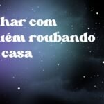 Sonhar com alguém roubando sua casa