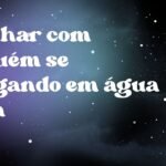 Sonhar com alguém se afogando em água suja