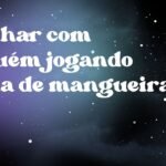 Sonhar com alguém jogando água de mangueira