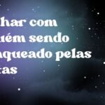 Sonhar com alguém sendo esfaqueado pelas costas