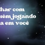 Sonhar com alguém jogando água em você