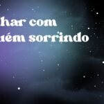 Sonhar com alguém sorrindo