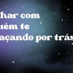 Sonhar com alguém te abraçando por trás