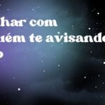 Sonhar com alguém te avisando algo