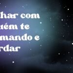 Sonhar com alguém te chamando e acordar