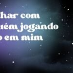Sonhar com alguém jogando algo em mim