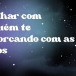 Sonhar com alguém te enforcando com as mãos