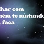 Sonhar com alguém te matando com faca