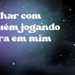 Sonhar com alguém jogando cobra em mim