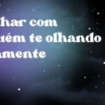 Sonhar com alguém te olhando fixamente