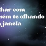 Sonhar com alguém te olhando pela janela
