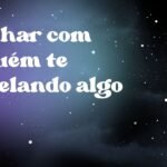 Sonhar com alguém te revelando algo