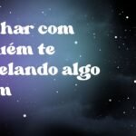 Sonhar com alguém te revelando algo ruim