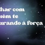 Sonhar com alguém te segurando à força