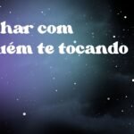 Sonhar com alguém te tocando