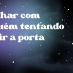 Sonhar com alguém tentando abrir a porta